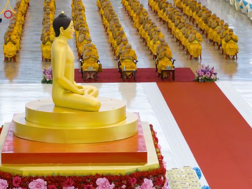 ภาพ No.83728:พิธีวางแผ่นจารึกชื่อและพิธีวางพวงมาลัยสักการะพระประธาน วันอาทิตย์ที่ 16 กรกฎาคม พ.ศ. 2566 ณ รัตนบัลลังก์ สภาธรรมกายสากล วัดพระธรรมกาย