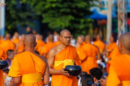 ภาพ No.297619:วันที่ 18 มกราคม พ.ศ. 2569 พิธีตักบาตรพระธรรมยาตรา ณ วัดโบสถ์บน ต.บางคูเวียง จ.นนทบุรี อนุสรณ์สถานลำดับที่ 4 สถานที่เกิดด้วยกายธรรม ในโครงการธรรมยาตรา กตัญญูบูชา มหาปูชนียาจารย์ พระมงคลเทพมุนี(สด จนฺทสโร) พระผู้ปราบมาร อนุสรณ์สถาน 7 แห่ง ปีที่ 14