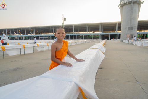 ภาพ No.321194:วันที่ 10-11 เมษายน พ.ศ.2569 การเตรียมกล่องไทยธรรม และการติดผ้ารับประเคน เพื่องานถวายมหาสังฆทาน 40,000 กว่าวัดทั่วประเทศ วันคุ้มครองโลก 22 เมษายน พ.ศ.2569 วัดพระธรรมกาย