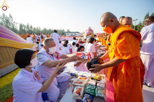ภาพ No.70622:พิธีตักบาตรพระธรรมยาตราฯ ในโครงการธรรมยาตรากตัญญูบูชา มหาปูชนียาจารย์ พระมงคลเทพมุนี(สด จนฺทสโร) พระผู้ปราบมาร ปีที่ 11 ณ อนุสรณ์สถานลำดับที่ 2 สถานที่ตั้งมโนปณิธานบวชตลอดชีวิต อนุสรณ์สถานคลองบางนางแท่น อ.สามพราน จ.นครปฐม วันที่ 14 มกราคม พ.ศ. 2566