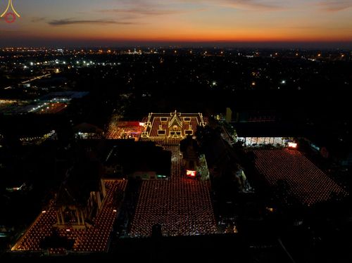 ภาพ No.73341:พิธีจุดประทีปถวายเป็นพุทธบูชา และบูชาธรรมมหาปูชนียาจารย์ ในโครงการธรรมยาตรากตัญญูบูชา มหาปูชนียาจารย์ พระมงคลเทพมุนี(สด จนฺทสโร) พระผู้ปราบมาร ปีที่ 11 ณ อนุสรณ์สถานลำดับที่ 4 สถานที่เกิดด้วยกายธรรม วัดโบสถ์ (บน) บางคูเวียง อ.บางกรวย จ.นนทบุรี วันที่ 21 