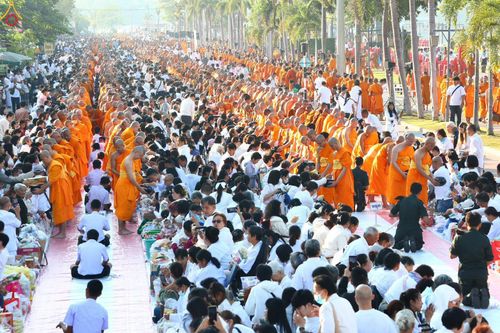 ภาพ No.284248:วันเสาร์ที่ 20 ธันวาคม พ.ศ.2568  พิธีตักบาตรพระ 10,000 รูป เนื่องในโอกาส 194 ปี จังหวัดกาญจนบุรี และอุทิศส่วนกุศลให้แด่บรรพชนทั้งหลาย บริเวณถนนสองแคว (Skywalk) เมืองกาญจนบุรี