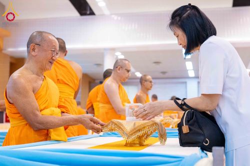 ภาพ No.338077:วันอาทิตย์ต้นเดือน 5 กรกฎาคม พ.ศ.2569 สัมมนาพิเศษ พิธีมอบพระของขวัญ ณ ห้องแก้วสารพัด1 วัดพระธรรมกาย