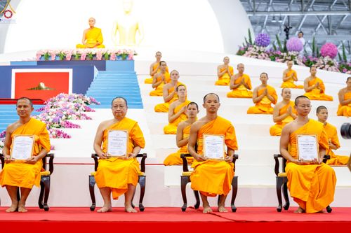 ภาพ No.339040:วันอาทิตย์ที่ 12 กรกฎาคม พ.ศ.2569 พิธีมุทิตาผู้สอบได้เปรียญธรรม ประโยค 1-2 ถึง ป.ธ.9 และ บ.ศ.1-2 ถึง บ.ศ.6 สำนักศาสนศึกษาวัดพระธรรมกาย ประจำปี 2569, พิธีมอบตราตั้งแต่งตั้งอาจารย์ใหญ่ สำนักศาสนศึกษาวัดพระธรรมกาย