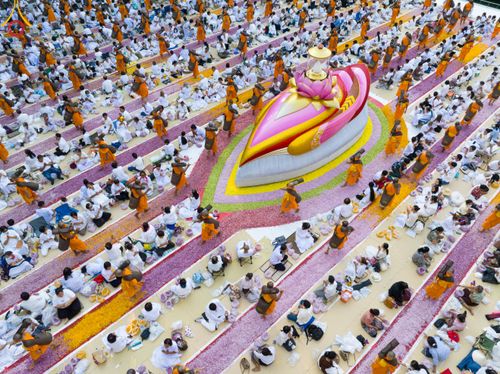 ภาพ No.105750:พิธีต้อนรับพระธรรมยาตรา ในโครงการธรรมยาตรากตัญญูบูชา มหาปูชนียาจารย์ พระมงคลเทพมุนี(สด จนฺทสโร) พระผู้ปราบมาร อนุสรณ์สถาน 7 แห่ง ปีที่ 12 วันที่ 3 มกราคม พ.ศ. 2567 ณ อนุสรณ์สถานโลตัสแลนด์ จ.สุพรรณบุรี