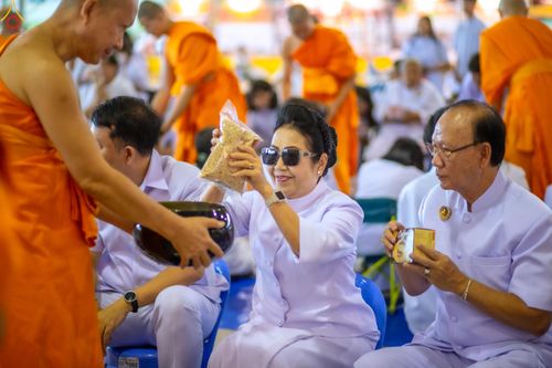 ภาพ No.337688:วันอาทิตย์ต้นเดือน 5 กรกฎาคม พ.ศ.2569 พิธีตักบาตรข้าวสารอาหารแห้ง  ณ บ้านแก้วเรือนทองคุณยายฯ วัดพระธรรมกาย