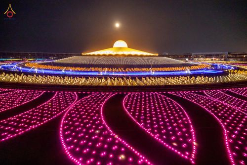 ภาพ No.81870:พิธีจุดวิสาขประทีปและเวียนประทักษิณ เนื่องในวันวิสาขบูชา วันเสาร์ที่ 3 มิถุนายน 2566 ณ ลานธรรมพระมหาธรรมกายเจดีย์ วัดพระธรรมกาย จ.ปทุมธานี