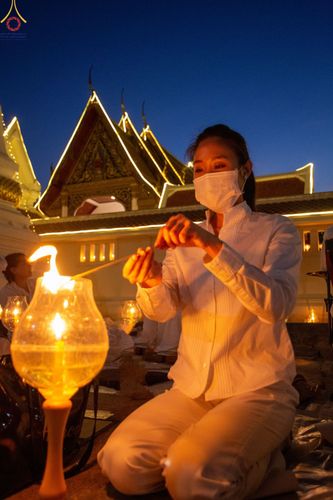 ภาพ No.73484:พิธีจุดประทีปถวายเป็นพุทธบูชา และบูชาธรรมมหาปูชนียาจารย์ ในโครงการธรรมยาตรากตัญญูบูชา มหาปูชนียาจารย์ พระมงคลเทพมุนี(สด จนฺทสโร) พระผู้ปราบมาร ปีที่ 11 ณ อนุสรณ์สถานลำดับที่ 4 สถานที่เกิดด้วยกายธรรม วัดโบสถ์ (บน) บางคูเวียง อ.บางกรวย จ.นนทบุรี วันที่ 21 