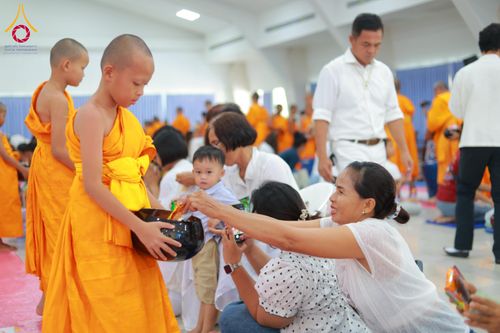 ภาพ No.321889:วันที่ 12 เมษายน พ.ศ.2569 ตักบาตรสงกรานต์ฉลองสามเณรใหม่  ณ ศูนย์ปฏิบัติธรรมระยอง(บ้านช่องลม)