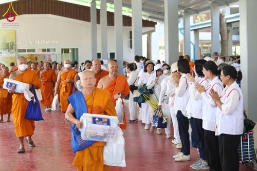 ภาพ No.290364:วันอังคารที่ 6 มกราคม พ.ศ. 2569 พิธีเจริญพุทธมนต์ ปฏิบัติธรรม มอบทุนการศึกษา ถวายสังฆทาน 142 วัด ณ ศูนย์ปฏิบัติธรรมพระมงคลเทพมุนี อ.สองพี่น้อง จ.สุพรรณบุรี