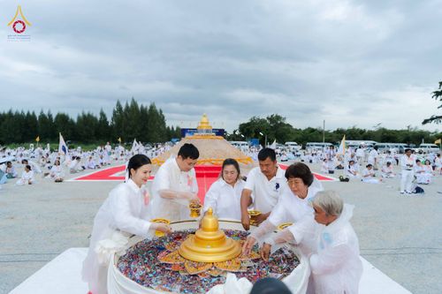 ภาพ No.346544:วันอาทิตย์ที่ 30 สิงหาคม พ.ศ.2569 พิธีทอดผ้าป่า สวดธรรมจักรกัปปวัตนสูตรกลั่นแผ่นดินโปรยรัตนชาติ  สถาปนาองค์พระเจดีย์เพื่อสร้างสันติภาพโลก  ณ ศูนย์ปฏิบัติธรรมพนมสารคาม (เพชรตะวัน) จังหวัดฉะเชิงเทรา