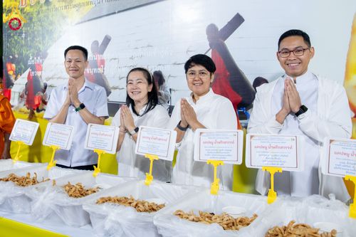 ภาพ No.288800:วันที่ 6 มกราคม พ.ศ. 2569 พิธีถวายภัตตาหารเป็นสังฆทาน แด่พระธรรมยาตรา ในโครงการธรรมยาตรา กตัญญูบูชา มหาปูชนียาจารย์ พระมงคลเทพมุนี(สด จนฺทสโร) พระผู้ปราบมาร อนุสรณ์สถาน 7 แห่ง ปีที่ 14 ณ อนุสรณ์สถานมหาวิหารพระมงคลเทพมุนี (โลตัสแลนด์) อ.สองพี่น้อง จ.สุพรร