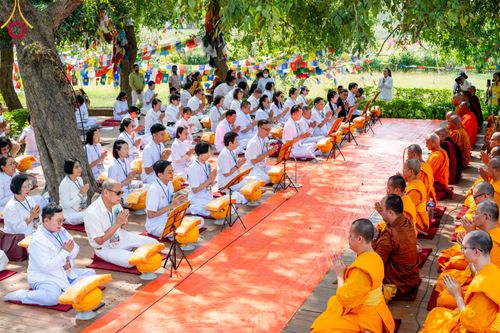 ภาพ No.314172:วันจันทร์ที่ 16 มีนาคม พ.ศ. 2569 พิธีถวายบาตรอัฐบริขาร และพิธีขอนิสัยแก่สามเณรธรรมทายาท 500 รูป ณ วิหารมายาเทวี ประเทศเนปาล