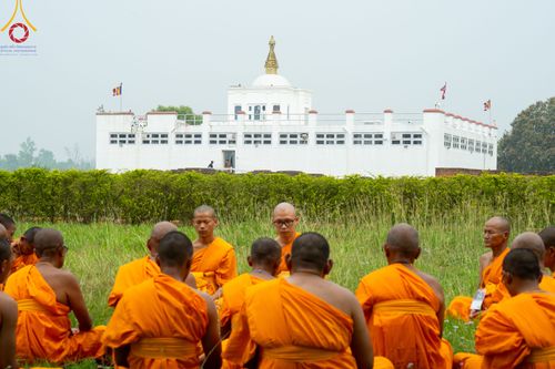 ภาพ No.314628:วันที่ 20 มีนาคม พ.ศ. 2569 พระอาจารย์ แนะนำการปฏิบัติธรรมให้แก่สามเณร  โครงการบรรพชาสามเณร 500 รูป เนปาล ณ วิหารมายาเทวี ประเทศเนปาล