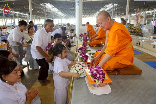 ภาพ No.215245:วันอาทิตย์ต้นเดือนที่ 6 เมษายน พ.ศ. 2568 พิธีตักบาตรข้าวสารอาหารแห้ง ณ บ้านแก้วเรือนทองคุณยาย สภาธรรมกายสากล วัดพระธรรมกาย