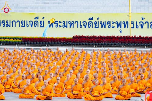 ภาพ No.285192:วันจันทร์ที่ 15 ธันวาคม พ.ศ.2568  บันทึกภาพหมู่ประวัติศาสตร์ โครงการบรรพชาอุปสมบทหมู่  รุ่นบูชาธรรมมหาปูชนียาจารย์ ประจำปี 2568 ณ ลานธรรมมหาธรรมกายเจดีย์ วัดพระธรรมกาย