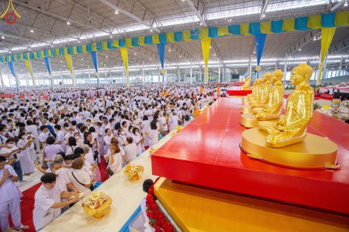 ภาพ No.78950:พิธีตักบาตร ข้าวสารอาหารแห้ง พิธีบูชาข้าวพระ ในวันอาทิตย์ต้นเดือนที่ 2 เมษายน พ.ศ. 2566