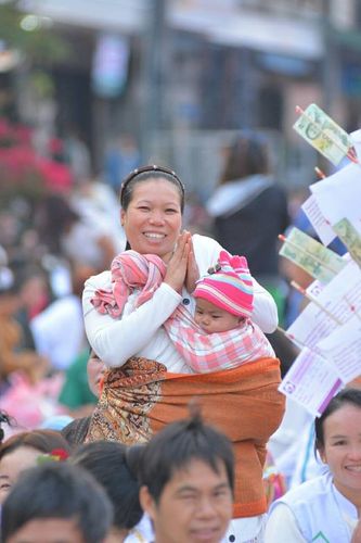 ภาพ No.15820:ประมวลภาพตักบาตรพระ 3 แผ่นดิน พระ 10,000 รูป ปีที่ 2 จ.เชียงราย