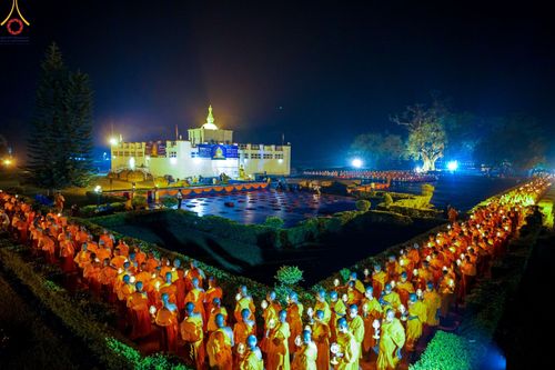 ภาพ No.78231:พิธีจุดประทีปและเวียนประทักษิณถวายเป็นพุทธบูชา ในโครงการบรรพชาสามเณรหมู่ ณ ลุมพินีวัน ประเทศเนปาล  วันที่ 16 มีนาคม พ.ศ. 2566