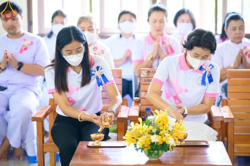 ภาพ No.78370:พิธีถวายสังฆทานแด่คณะสงฆ์ ๓๒๓ วัด พิธีมอบกองทุนหนุนแรงใจช่วยครูใต้และพิธีทำบุญอุทิศส่วนกุศลแด่ผู้วายชนม์ในเหตุการณ์ความไม่สงบ ๔ จังหวัดชายแดนภาคใต้  (ปัตตานี ยะลา นราธิวาส สงขลา) ปีที่ ๑๙ ครั้งที่ ๑๖๑ พิธีมอบกองทุนหนุนแรงใจช่วยครูใต้ (ปีที่ ๑๖ ครั้งที่ ๑