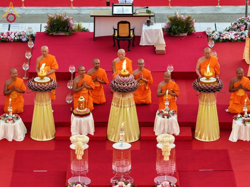 ภาพ No.307118:วันที่ 31 มกราคม พ.ศ. 2569  พิธีจุดประทีปธรรมถวายเป็นพุทธบูชา  และบูชาธรรมมหาปูชนียาจารย์ (ภาพชุดที่ 1) ณ วัดพระธรรมกาย ปทุมธานี ในโครงการธรรมยาตรา กตัญญูบูชา มหาปูชนียาจารย์ พระมงคลเทพมุนี(สด จนฺทสโร) พระผู้ปราบมาร อนุสรณ์สถาน 7 แห่ง ปีที่ 14