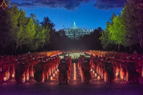 ภาพ No.68227:พิธีจุดประทีปถวายเป็นพุทธบูชา ณ พระมหาเจดีย์บรมพุทโธ ประเทศอินโดนีเซีย วันที่ 17 ธันวาคม พ.ศ. 2565