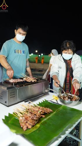 ภาพ No.73977:พิธีถวายภัตตาหารเป็นสังฆทาน แด่คณะพระธรรมยาตราฯ ในโครงการธรรมยาตรากตัญญูบูชา มหาปูชนียาจารย์ พระมงคลเทพมุนี(สด จนฺทสโร) พระผู้ปราบมาร อนุสรณ์สถาน 7 แห่ง ปีที่ 11 วันที่ 24 มกราคม พ.ศ. 2566