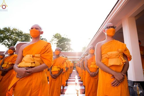 ภาพ No.73223:พิธีจุดประทีปถวายเป็นพุทธบูชา และบูชาธรรมมหาปูชนียาจารย์ ในโครงการธรรมยาตรากตัญญูบูชา มหาปูชนียาจารย์ พระมงคลเทพมุนี(สด จนฺทสโร) พระผู้ปราบมาร ปีที่ 11 ณ อนุสรณ์สถานลำดับที่ 4 สถานที่เกิดด้วยกายธรรม วัดโบสถ์ (บน) บางคูเวียง อ.บางกรวย จ.นนทบุรี วันที่ 21 