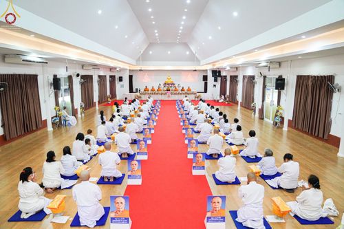 ภาพ No.65430:พิธีขอขมาผู้ปกครอง โดยนาคธรรมทายาท ในโครงการอุปสมบทบูชาธรรม มหาปูชนียาจารย์ประจำปี 2565 วันที่ 19 พฤศจิกายน พ.ศ. 2565 ณ ศูนย์ปฏิบัติธรรมลำปาง