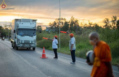 ภาพ No.69815:พิธีถวายภัตตาหารเป็นสังฆทาน แด่คณะพระธรรมยาตราฯ ในโครงการธรรมยาตราฯ ปีที่ 11 ณ อนุสรณ์สถานมหาวิหารพระมงคลเทพมุนี อ.สองพี่น้อง จ.สุพรรณบุรี วันที่ 7 มกราคม พ.ศ. 2566