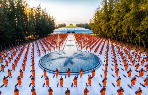 ภาพ No.281666:วันที่ 24 ธันวาคม พ.ศ.2568 พระธรรมยาตรา ปฏิบัติธรรม และถ่ายภาพหมู่ประวัติศาสตร์ ณ ลานหน้ามหาวิหารพระมงคลเทพมุนีฯ วัดพระธรรมกาย