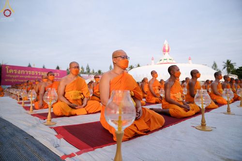 ภาพ No.70153:พิธีจุดประทีปถวายเป็นพุทธบูชา และบูชาธรรมมหาปูชนียาจารย์ ในโครงการธรรมยาตรากตัญญูบูชา มหาปูชนียาจารย์ พระมงคลเทพมุนี(สด จนฺทสโร) พระผู้ปราบมาร ปีที่ 11 ณ อนุสรณ์สถานลำดับที่ 2 สถานที่ตั้งมโนปณิธานบวชตลอดชีวิต อนุสรณ์สถานคลองบางนางแท่น อ.สามพราน จ.นครปฐม 
