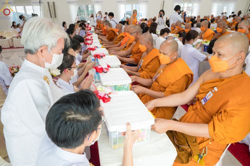 ภาพ No.70321:พิธีเจริญพระพุทธมนต์ ปฏิบัติธรรม มอบทุนการศึกษา ถวายสังฆทาน 139 วัด เพื่อถวายเป็นพุทธบูชา และขับเคลื่อนโครงการหมู่บ้านรักษาศีล 5 โดยคณะสงฆ์จังหวัดสุพรรณบุรี คณะศิษยานุศิษย์วัดพระธรรมกาย โครงการธรรมยาตรา ปีที่ 11 วันที่ 7 มกราคม พ.ศ. 2566 ณ ศูนย์ปฏิบัติธร
