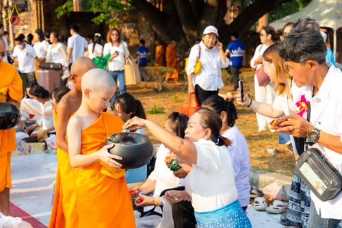 ภาพ No.318088:วันเสาร์ที่ 4 เมษายน พ.ศ. 2569 งานทำบุญเมืองใจกลางอยุธยา  ตักบาตรพระ 1,109 รูป ณ ถนนชีกุน หน้าวัดมหาธาตุ และวัดราชบูรณะ