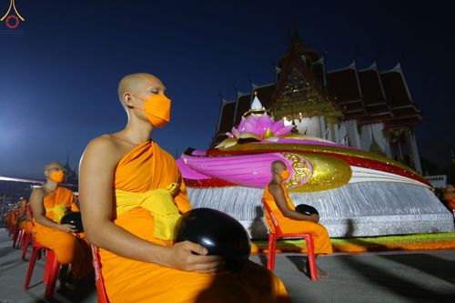 ภาพ No.73529:พิธีตักบาตรพระธรรมยาตราฯ ในโครงการธรรมยาตรากตัญญูบูชา มหาปูชนียาจารย์ พระมงคลเทพมุนี(สด จนฺทสโร) พระผู้ปราบมาร ปีที่ 11 ณ อนุสรณ์สถานลำดับที่ 4 สถานที่เกิดด้วยกายธรรม วัดโบสถ์ (บน) บางคูเวียง อ.บางกรวย จ.นนทบุรี วันที่ 22 มกราคม พ.ศ. 2566