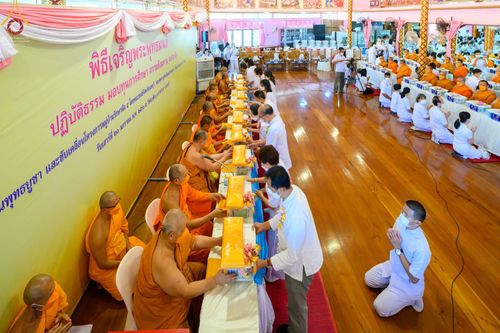ภาพ No.73695:พิธีเจริญพระพุทธมนต์ ปฏิบัติธรรม มอบทุนการศึกษา ถวายสังฆทาน 106 วัด เพื่อถวายเป็นพุทธบูชา และขับเคลื่อนโครงการหมู่บ้านรักษาศีล 5  โดยคณะสงฆ์จังหวัดนนทบุรี คณะศิษยานุศิษย์วัดพระธรรมกาย โครงการธรรมยาตราฯ ปีที่ 11 ณ วัดตะเคียน อ.บางกรวย จ.นนทบุรี วันที่ 21 