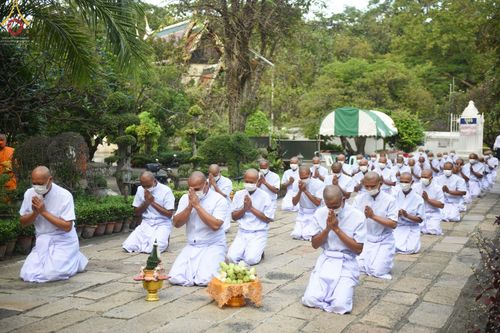 ภาพ No.65518:พิธีเวียนประทักษิณ และขอขมามอบผ้าไตร รุ่นบูชาธรรมมหาปูชนียาจารย์  ปี ๒๕๖๕ ณ วัดพระพุทธบาทราชวรมหาวิหาร  อ.พระพุทธบาท จ.สระบุรี วันเสาร์ที่ ๒๐ พฤศจิกายน พ.ศ. ๒๕๖๕