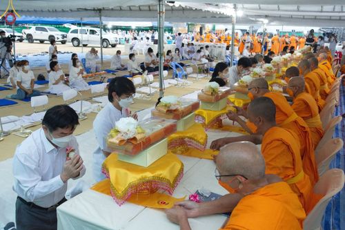 ภาพ No.69897:พิธีถวายภัตตาหารเป็นสังฆทาน แด่คณะพระธรรมยาตราฯ ในโครงการธรรมยาตราฯ ปีที่ 11 ณ อนุสรณ์สถานมหาวิหารพระมงคลเทพมุนี อ.สองพี่น้อง จ.สุพรรณบุรี วันที่ 9 มกราคม พ.ศ. 2566