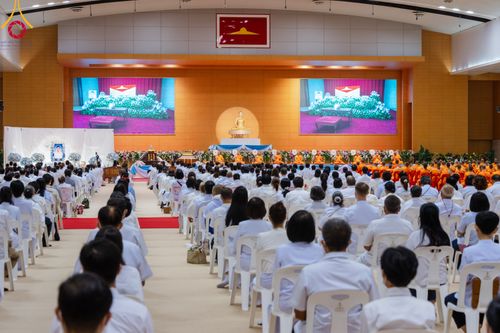 ภาพ No.90998:พิธีบำเพ็ญกุศลสวดพระอภิธรรม  อุบาสกถาวร พรหมถาวร (อุบาสกผู้ปั้นพระ) คืนที่ 6 วันพฤหัสบดีที่ 19 ตุลาคม พ.ศ. 2566 ณ ห้องแก้วสารพัดนึก 1 สภาธรรมกายสากล วัดพระธรรมกาย จ.ปทุมธานี