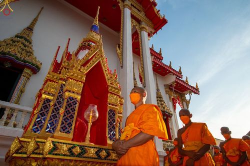 ภาพ No.73367:พิธีจุดประทีปถวายเป็นพุทธบูชา และบูชาธรรมมหาปูชนียาจารย์ ในโครงการธรรมยาตรากตัญญูบูชา มหาปูชนียาจารย์ พระมงคลเทพมุนี(สด จนฺทสโร) พระผู้ปราบมาร ปีที่ 11 ณ อนุสรณ์สถานลำดับที่ 4 สถานที่เกิดด้วยกายธรรม วัดโบสถ์ (บน) บางคูเวียง อ.บางกรวย จ.นนทบุรี วันที่ 21 