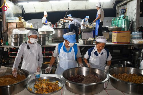 ภาพ No.106293:พิธีถวายภัตตาหารเป็นสังฆทาน แด่คณะพระธรรมยาตราฯ ในโครงการธรรมยาตรากตัญญูบูชา มหาปูชนียาจารย์ พระมงคลเทพมุนี(สด จนฺทสโร) พระผู้ปราบมาร อนุสรณ์สถาน 7 แห่ง ปีที่ 12 วันที่ 5 มกราคม พ.ศ. 2567 ณ อนุสรณ์สถานโลตัสแลนด์ จ.สุพรรณบุรี