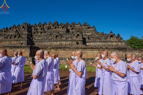 ภาพ No.68180:พิธีเวียนประทักษิณ และวันทาพระมหาเจดีย์บรมพุทโธ ของนาคธรรมทายาท ประเทศอินโดนีเซีย วันที่ 17 ธันวาคม พ.ศ. 2565