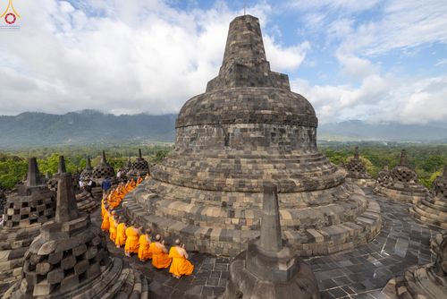 ภาพ No.330116:วันที่ 27-29 พฤษภาคม พ.ศ.2569 MBMI Tangerang (Majelis Agama Buddha Mahanikaya) ได้มีการเตรียมงานเพื่อจัดงานวิสาขบูชานานาชาติ  ชึ่งในงานจะมีการจุดประทีปโคมลาน โคมลอย กว่า 20,000 ดวง  เพื่อน้อมถวายเป็นพุทธบูชา และเพื่อเป็นการกระชับสัมพันธมิตรภาพ