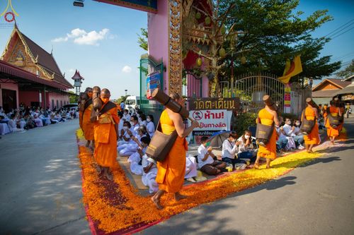ภาพ No.72414:พิธีต้อนรับพระธรรมยาตรา ในโครงการธรรมยาตรากตัญญูบูชา มหาปูชนียาจารย์ พระมงคลเทพมุนี(สด จนฺทสโร) พระผู้ปราบมาร อนุสรณ์สถาน 7 แห่ง ปีที่ 11 วันที่ 18 มกราคม พ.ศ. 2566 ณ อนุสรณ์สถานลำดับที่ 4 สถานที่เกิดด้วยกายธรรม วัดโบสถ์ (บน) บางคูเวียง อ.บางกรวย จ.นนทบุ