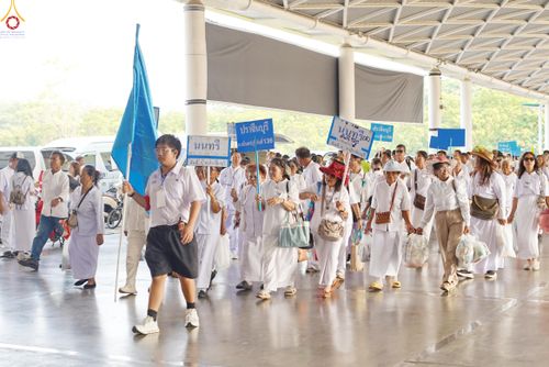 ภาพ No.324416:วันที่ 22 เมษายน พ.ศ.2569 (วันคุ้มครองโลก) งานถวายมหาสังฆทาน 40,000 กว่าวัดทั่วประเทศ บรรยากาศพระสังฆาธิการและสาธุชน  เดินทางเข้าลานธรรม วัดพระธรรมกาย