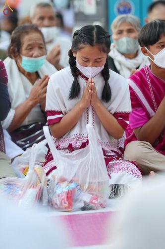 ภาพ No.73648:พิธีตักบาตรพระธรรมยาตราฯ ในโครงการธรรมยาตรากตัญญูบูชา มหาปูชนียาจารย์ พระมงคลเทพมุนี(สด จนฺทสโร) พระผู้ปราบมาร ปีที่ 11 ณ อนุสรณ์สถานลำดับที่ 4 สถานที่เกิดด้วยกายธรรม วัดโบสถ์ (บน) บางคูเวียง อ.บางกรวย จ.นนทบุรี วันที่ 22 มกราคม พ.ศ. 2566