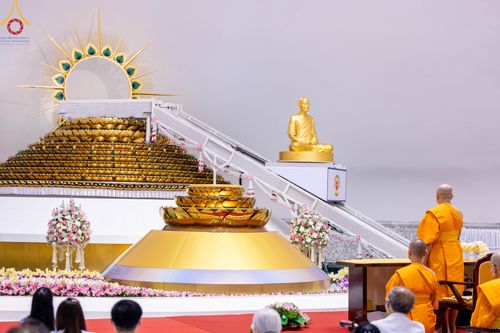 ภาพ No.89226:พิธีประดิษฐานรูปหล่อทองคำ  คุณยายอาจารย์มหารัตนอุบาสิกาจันทร์ ขนนกยูง ภายในมหาวิหารคุณยายอาจารย์ฯ เนื่องในวันครูผู้ค้นพบวิชชาธรรมกาย วันศุกร์ที่ 29 กันยายน พ.ศ. 2566 ณ วัดพระธรรมกาย จ.ปทุมธานี