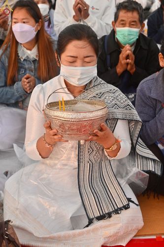 ภาพ No.74709:พิธีตักบาตรพระธรรมยาตราฯ ในโครงการธรรมยาตรากตัญญูบูชา มหาปูชนียาจารย์ พระมงคลเทพมุนี(สด จนฺทสโร) พระผู้ปราบมาร ปีที่ 11 ณ อนุสรณ์สถานลำดับที่ 5 สถานที่เผยแผ่วิชชาธรรมกายครั้งแรก อนุสรณ์สถานบางปลา วัดบางปลา อ.บางเลน จ.นครปฐม วันที่ 29 มกราคม พ.ศ. 2566