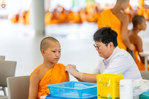 ภาพ No.331882:วันที่ 5 พฤษภาคม พ.ศ.2569 ศูนย์การแพทย์บุญรักษา ร่วมกับคลินิกใจใส จัดถวายวัคซีนป้องกันไข้หวัดใหญ่  แด่คณะพระภิกษุสามเณรกว่า 500 รูป