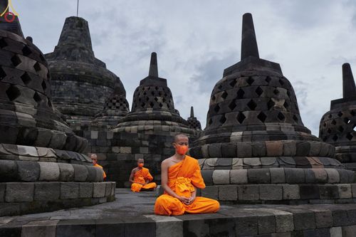 ภาพ No.68586:พระภิกษุสามเณรธรรมทายาท ปฎิบัติธรรม ณ มหาเจดีย์บรมพุทโธ ประเทศอินโดนีเซีย วันที่ 26 ธันวาคม พ.ศ. 2565